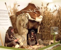 Diorama eines Lagerplatz einer Gruppe Nomaden der jüngere Altsteinzeit, ca. 30.000 Jahre.